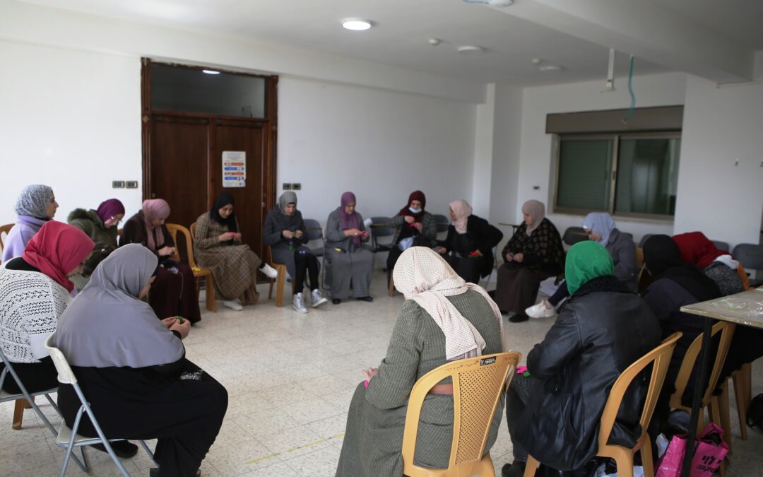 الرواد تعقد ورشة تفريغية للنساء في مخيم عايدة